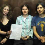 Die drei Mitglieder von Pussy Riot während des letzten Prozesstages. Sie wurden zu zwei Jahren Arbeitslager verurteilt. Die drei Mitglieder von Pussy Riot während des letzten Prozesstages. Sie wurden zu zwei Jahren Arbeitslager verurteilt.