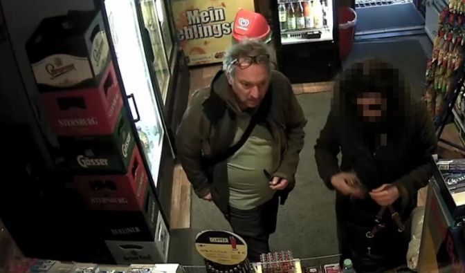 Die Polizei sucht diesen Verdächtigten und bittet die Bevölkerung um Mithilfe.