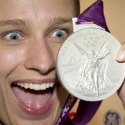 Die deutsche Premiernmedaille in London: Britta Heidemann präsentiert das erste Edelmetall für das deutsche Olympia-Team. Die deutsche Premiernmedaille in London: Britta Heidemann präsentiert das erste Edelmetall für das deutsche Olympia-Team.