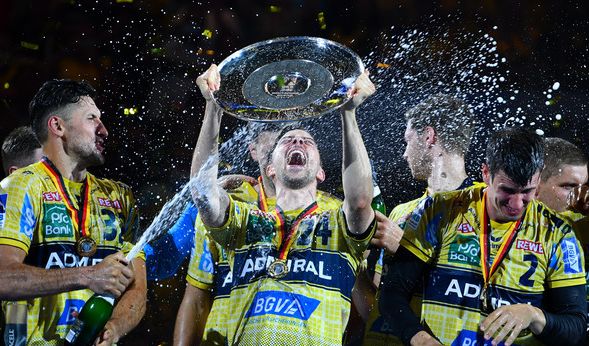 Die Rhein-Neckar Löwen gewannen in der Saison 2016/2017 die Meisterschale.