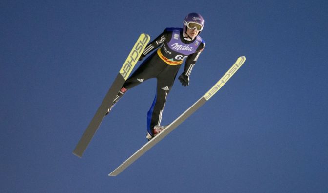 Die deutschen Skiflieger um Andreas Wellinger wollen im Teamfliegen angreifen.