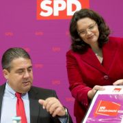 Die SPD-Chefs Sigmar Gabriel und Andrea Nahles haben die Entscheidung zur Rente verschoben. Die SPD-Chefs Sigmar Gabriel und Andrea Nahles haben die Entscheidung zur Rente verschoben.
