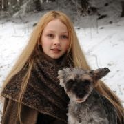Das Sterntalerkind Mina (Meira Durand) hat einen kleinen sprechenden Gefährten, den Hund Herr Flix. Das Sterntalerkind Mina (Meira Durand) hat einen kleinen sprechenden Gefährten, den Hund Herr Flix.