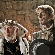 König Karl (Dieter Hallervorden, links) ahnt nicht, dass sein intriganter Hofmeister (Andreas Schmidt) sich Hoffnung auf den Thron macht. König Karl (Dieter Hallervorden, links) ahnt nicht, dass sein intriganter Hofmeister (Andreas Schmidt) sich Hoffnung auf den Thron macht.