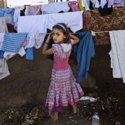 Dieses Mädchen ist mit ihrer Familie in einem Flüchtlingslager in der Türkei untergekommen. Mindestens 300.000 Syrer haben ihr Land verlassen. Dieses Mädchen ist mit ihrer Familie in einem Flüchtlingslager in der Türkei untergekommen. Mindestens 300.000 Syrer haben ihr Land verlassen.