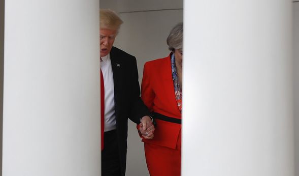 Donald Trump (links) und Großbritanniens Premierministerin Theresa May gehen Hand in Hand am 27. Januar den Säulengang am Weißen Haus in Washington entlang.