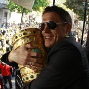 Den Pokal gibt er nicht mehr her: BVB-Käpt'n Sebastian Kehl bei der Meisterfeier in Dortmund. Den Pokal gibt er nicht mehr her: BVB-Käpt'n Sebastian Kehl bei der Meisterfeier in Dortmund.