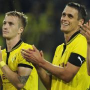 Dortmund feiert mit Marco Reus (links) und Sebastian Kehl einen erfolgreichen Saisonauftakt. Dortmund feiert mit Marco Reus (links) und Sebastian Kehl einen erfolgreichen Saisonauftakt.