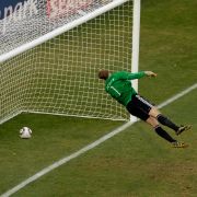 Drin? Keinesfalls entschied der Referee beim WM-Achtelfinale zwischen Deutschland und England 2010. Drin? Keinesfalls entschied der Referee beim WM-Achtelfinale zwischen Deutschland und England 2010.