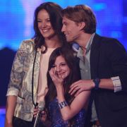 Die 14 Jahre alte Kandidatin Verena ringt mit den Tränen, teils vor Freude, teils ob der harschen Kritik von Dieter Bohlen. Die 14 Jahre alte Kandidatin Verena ringt mit den Tränen, teils vor Freude, teils ob der harschen Kritik von Dieter Bohlen.