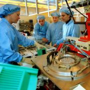 Zwischen Werkbank und Hörsaal: Immer mehr Schulabgänger kombinieren ihr Studium mit betrieblichen Praxisphasen. Zwischen Werkbank und Hörsaal: Immer mehr Schulabgänger kombinieren ihr Studium mit betrieblichen Praxisphasen.