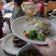 Durch offenbar verunreinigtes Essen sind deutschlandweit tausende Kinder und Jugendliche erkrankt, darunter 400 in Berlin. Durch offenbar verunreinigtes Essen sind deutschlandweit tausende Kinder und Jugendliche erkrankt, darunter 400 in Berlin.