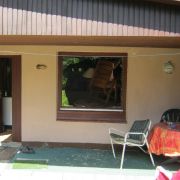 Durch dieses Fenster war die Kuh gesprungen. Offenbar hatte sie sich vor ihrem eigenen Spiegelbild erschrocken. Durch dieses Fenster war die Kuh gesprungen. Offenbar hatte sie sich vor ihrem eigenen Spiegelbild erschrocken.