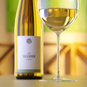 Edler Rebsaft aus Rheinhessen wie Riesling oder Silvaner lässt die Herzen von Weinkennern höher schlagen. Edler Rebsaft aus Rheinhessen wie Riesling oder Silvaner lässt die Herzen von Weinkennern höher schlagen.