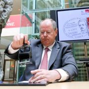 Egal, was er sagt, es hagelt Kritik. Auch seine Umfragewerte gehen stark zurück. Stempelt sich Peer Steinbrück selbst ab? Egal, was er sagt, es hagelt Kritik. Auch seine Umfragewerte gehen stark zurück. Stempelt sich Peer Steinbrück selbst ab?