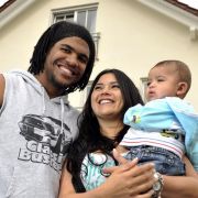 Ein Bild aus glücklicheren Zeiten: Breno 2009 mit Frau und Kind vor seinem Haus in München-Grünberg. Ein Bild aus glücklicheren Zeiten: Breno 2009 mit Frau und Kind vor seinem Haus in München-Grünberg.