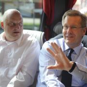 Ein Bild aus besseren Tagen: Niedersachsens damaliger Ministerpräsident Christian Wulff und sein Regierungssprecher Olaf Glaeseker. Ein Bild aus besseren Tagen: Niedersachsens damaliger Ministerpräsident Christian Wulff und sein Regierungssprecher Olaf Glaeseker.