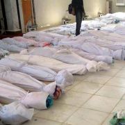 Ein von der syrischen Bürgerplattform Houla Media Center auf Facebook publiziertes Foto zeigt mit weißen Tüchern abgedeckte Leichen. Ein von der syrischen Bürgerplattform Houla Media Center auf Facebook publiziertes Foto zeigt mit weißen Tüchern abgedeckte Leichen.
