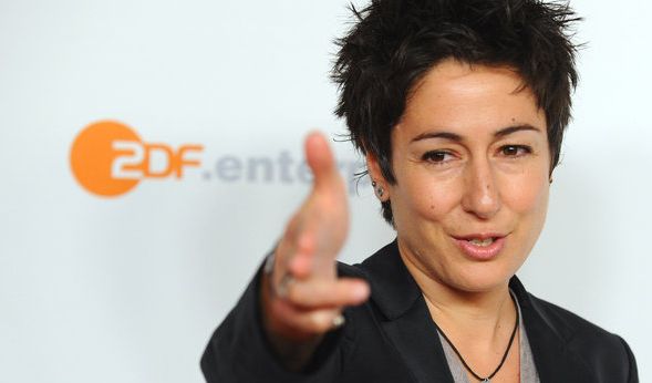 Ein Facebook-Nutzer darf die ZDF-Moderatorin Dunja Hayali auf ihrer Facebook-Seite nicht mehr beleidigen.