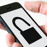 Ein sogenannter Jailbreak ist schnell installiert, kann aber ernsthafte Folgen für das Gerät haben. Ein sogenannter Jailbreak ist schnell installiert, kann aber ernsthafte Folgen für das Gerät haben.