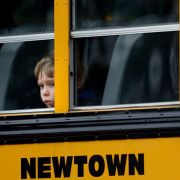 Ein Junge schaut aus einem Schulbus auf die Vorbereitungen für die Beerdigung eines Schülers, der beim Amoklauf in Newtown getötet wurde. Ein Junge schaut aus einem Schulbus auf die Vorbereitungen für die Beerdigung eines Schülers, der beim Amoklauf in Newtown getötet wurde.
