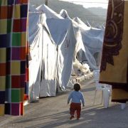 Ein Junge streift durch eine Zeltstadt für syrische Flüchtlinge im Süden der Türkei. Ein Junge streift durch eine Zeltstadt für syrische Flüchtlinge im Süden der Türkei.