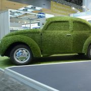 Ein mit Kunstrasen überzogener Volkswagen Käfer neben einer Ladesäule für Elektroautos auf der Hannover Messe - ein Modell für die Zukunft? Ein mit Kunstrasen überzogener Volkswagen Käfer neben einer Ladesäule für Elektroautos auf der Hannover Messe - ein Modell für die Zukunft?