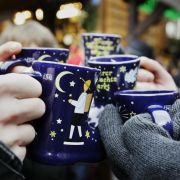 Ein Weihnachtsmarkt ohne Glühwein geht nicht - allerdings stecken in dem Gebräu einige Kalorien. Ein Weihnachtsmarkt ohne Glühwein geht nicht - allerdings stecken in dem Gebräu einige Kalorien.