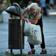 Eine ältere Frau sucht nach Pfandflaschen - ein leider gängiges Bild in Deutschland. Eine ältere Frau sucht nach Pfandflaschen - ein leider gängiges Bild in Deutschland.