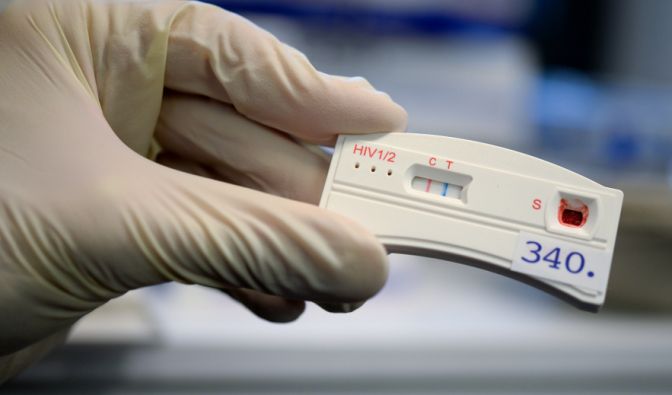 Eine Frau bekam über 70.000 Euro Schmerzensgeld zugesprochen, weil ihr Ex-Partner sie wissentlich mit dem HI-Virus ansteckte. (Symbolbild)