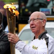 Eine große Ehre: Sir Bobby Charlton durfte die olympische Fackel im Juni durch Old Trafford tragen. Eine große Ehre: Sir Bobby Charlton durfte die olympische Fackel im Juni durch Old Trafford tragen.