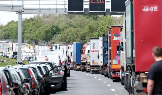Eine Rettungsgasse ist für Notarztwagen und Polizei elementar wichtig.