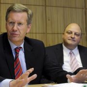 Einst enge Vertraute: Ex-Bundespräsident Christian Wulff (links) und sein Ex-Sprecher Olaf Glaeseker. Einst enge Vertraute: Ex-Bundespräsident Christian Wulff (links) und sein Ex-Sprecher Olaf Glaeseker.