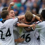 Eintracht Frankfurt holt die Faust raus: Das 4:0 gegen Hoffenheim verschafft ihr die erste Tabellenführung seit 1999. Eintracht Frankfurt holt die Faust raus: Das 4:0 gegen Hoffenheim verschafft ihr die erste Tabellenführung seit 1999.