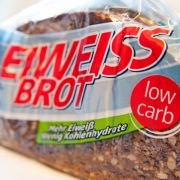 Eiweißbrot als Schlankmacher? Die Hersteller versprechen mehr, als das Trendgebäck halten kann. Eiweißbrot als Schlankmacher? Die Hersteller versprechen mehr, als das Trendgebäck halten kann.