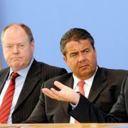 Ene, mene, muh, und raus bist du! Wer wird die K-Frage für sich entscheiden: Steinbrück, Gabriel oder Steinmeier (von links)? Ene, mene, muh, und raus bist du! Wer wird die K-Frage für sich entscheiden: Steinbrück, Gabriel oder Steinmeier (von links)?