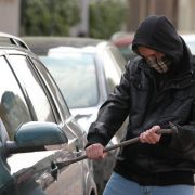 Er wollte einen Polizeiwagen inklusive Beamten klauen: Ein hesssischer Autodieb hat seinen Beruf ganz eindeutig verfehlt. Er wollte einen Polizeiwagen inklusive Beamten klauen: Ein hesssischer Autodieb hat seinen Beruf ganz eindeutig verfehlt.