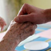 Er tötete seine Wachkoma-Mutter: Ein Gericht in Braunschweig hat den 26-jährigen Sohn zu drei Jahren Haft wegen Sterbehilfe verurteilt. Er tötete seine Wachkoma-Mutter: Ein Gericht in Braunschweig hat den 26-jährigen Sohn zu drei Jahren Haft wegen Sterbehilfe verurteilt.