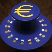 Erst Eurokrise, nun auch Rezession - die Wirtschaftslage in der Eurozone bleibt sehr angespannt. Erst Eurokrise, nun auch Rezession - die Wirtschaftslage in der Eurozone bleibt sehr angespannt.