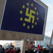 EU-Fahne mit Hakenkreuz: Das Symbol beherrscht die Anti-Merkel-Demonstrationen auf den Straßen von Athen. EU-Fahne mit Hakenkreuz: Das Symbol beherrscht die Anti-Merkel-Demonstrationen auf den Straßen von Athen.