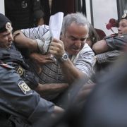 Ex-Schachweltmeister Garry Kasparov wurde am Rande des des Urteilsspruchs gegen die Punkband Pussy Riot festgenommen. Ex-Schachweltmeister Garry Kasparov wurde am Rande des des Urteilsspruchs gegen die Punkband Pussy Riot festgenommen.