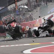 Fernando Alonso und Lewis Hamilton werden durch Romain Grosjean in einen gefährlichen Crash verwickelt. Fernando Alonso und Lewis Hamilton werden durch Romain Grosjean in einen gefährlichen Crash verwickelt.