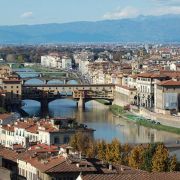 Florenz, die malerische Stadt am Arno, ist vor allem in den Herbstmonaten eine Reise wert - bei milden Temperaturen lassen sich die Kulturschätze der toskanischen Stadt besonders gut genießen. Florenz, die malerische Stadt am Arno, ist vor allem in den Herbstmonaten eine Reise wert - bei milden Temperaturen lassen sich die Kulturschätze der toskanischen Stadt besonders gut genießen.