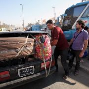 Flucht aus Syrien: Iraker, die vor der Gewalt aus ihrem eigenen Land geflohen sind, machen sich wieder auf die Suche nach einem sicheren Ort. Flucht aus Syrien: Iraker, die vor der Gewalt aus ihrem eigenen Land geflohen sind, machen sich wieder auf die Suche nach einem sicheren Ort.