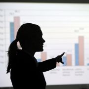 Frauen in Führungspositionen verdienen immer noch wesentlich weniger als ihre männlichen Kollegen. Frauen in Führungspositionen verdienen immer noch wesentlich weniger als ihre männlichen Kollegen.