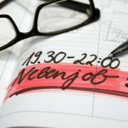 Freie Zeiteinteilung, glänzendes Gehalt und wenig Aufwand - wenn Stelleninserate mit solchen Versprechen locken, sollten Jobsuchende misstrauisch werden. Freie Zeiteinteilung, glänzendes Gehalt und wenig Aufwand - wenn Stelleninserate mit solchen Versprechen locken, sollten Jobsuchende misstrauisch werden.