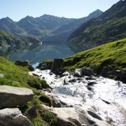 Frische Bergluft und glasklares Wasser, wie hier am Lucendrosee - Wanderer können ab sofort auf dem neuen Vier-Quellen-Weg in der Schweiz die Quellen von Rhein, Rhone und Co. erkunden. Frische Bergluft und glasklares Wasser, wie hier am Lucendrosee - Wanderer können ab sofort auf dem neuen Vier-Quellen-Weg in der Schweiz die Quellen von Rhein, Rhone und Co. erkunden.