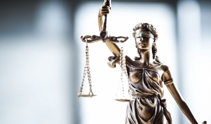 Für einen Würgeangriff auf einen Lehrer muss ein Schüler nur eine sozialen Trainingskurs absolvieren. (Symbolfoto)