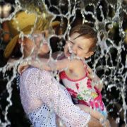 Fürs Kind macht die Mutter alles - und von ihr selbst bleibt nicht mehr viel übrig. Fürs Kind macht die Mutter alles - und von ihr selbst bleibt nicht mehr viel übrig.