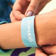 Jugendschutz geht vor: Alle Besucher brauchen ein Altersbändchen, um Zugang zu Spielepräsentationen der Aussteller zu bekommen. Jugendschutz geht vor: Alle Besucher brauchen ein Altersbändchen, um Zugang zu Spielepräsentationen der Aussteller zu bekommen.